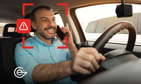 Cámara MDVR detecta a conductor usando el celular, mostrando alerta de seguridad en tiempo real dentro del vehículo.